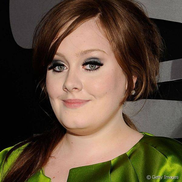 No Grammy Awards de 2009, Adele usou os olhos bem marcados com delineador e l?pis preto junto com sombra cinza na p?lpebra m?vel (Foto: Getty Images)